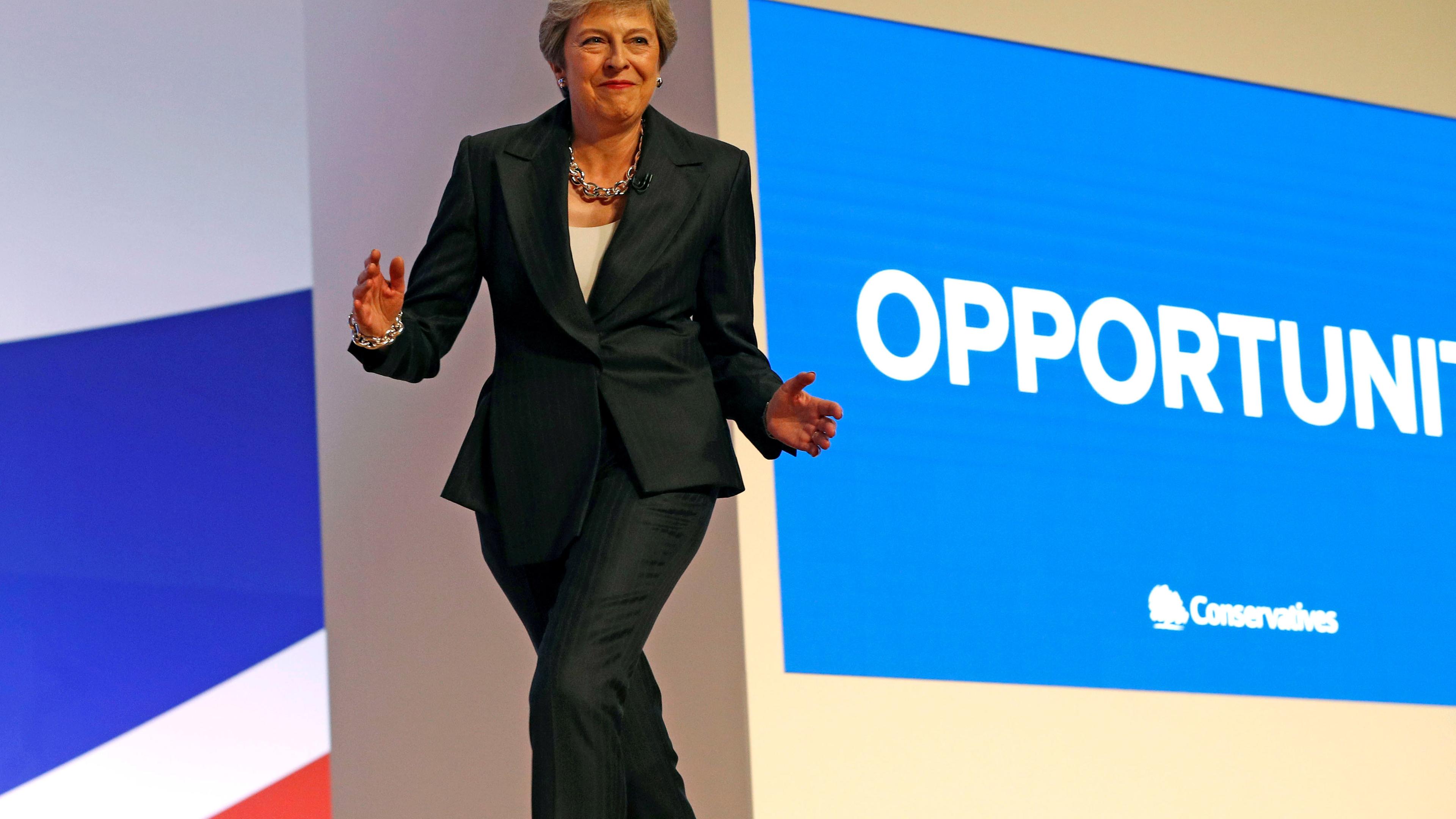 Tänzelnd zu Abbas "Dancing Queen" kommt Theresa May auf die Bühne des Tory-Parteitags in Birmingham 2018.