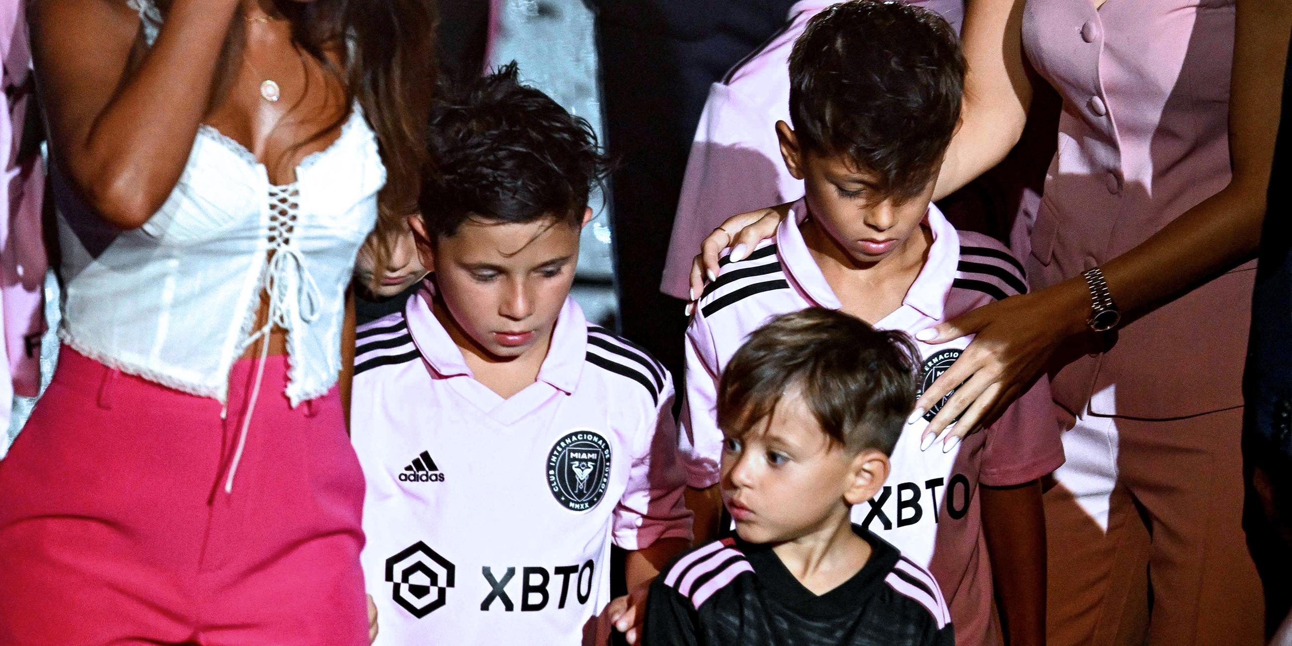 Antonella Roccuzzo (l.) mit den Kindern Thiago Messi, Mateo Messi Roccuzzo und Ciro Messi Roccuzzo im DRV PNK Stadium in Fort Lauderdale