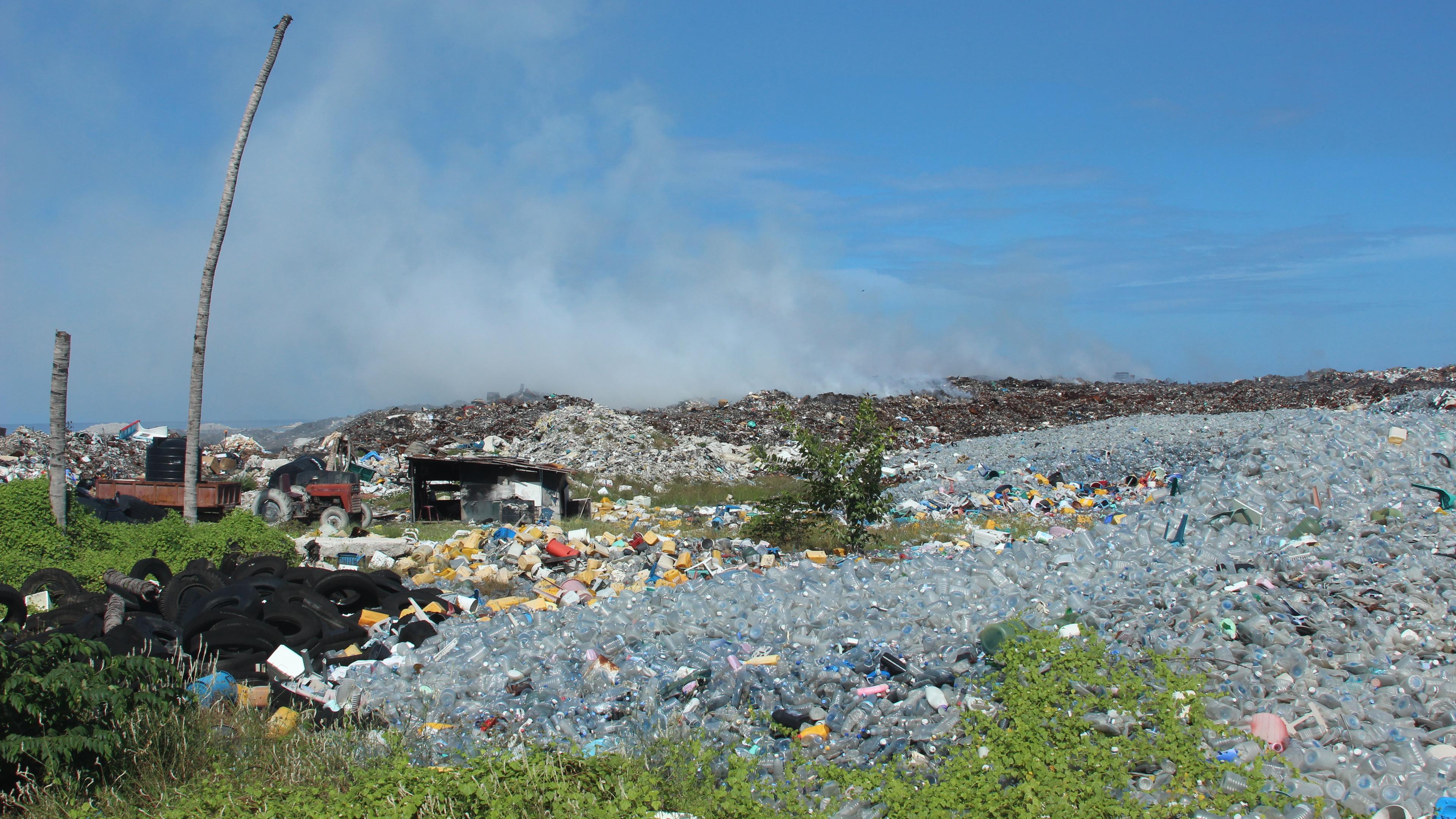 Glasflaschen, Reifen und Plastikeimer liegen sortiert auf der Müllinsel Thilafushi am 21.03.2014.
