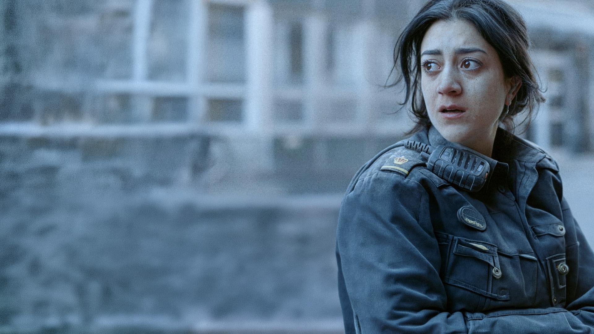 "Thin Blue Line - Keine Wahl": Leah (Gizem Erdogan) schaut in die Ferne und weint.