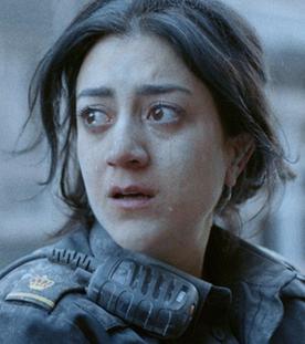 "Thin Blue Line - Keine Wahl": Leah (Gizem Erdogan) schaut in die Ferne und weint.