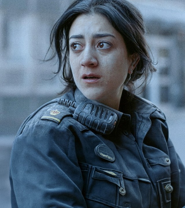 "Thin Blue Line - Keine Wahl": Leah (Gizem Erdogan) schaut in die Ferne und weint.