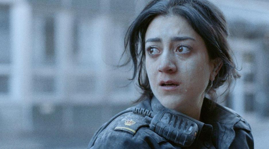 "Thin Blue Line - Keine Wahl": Leah (Gizem Erdogan) schaut in die Ferne und weint.