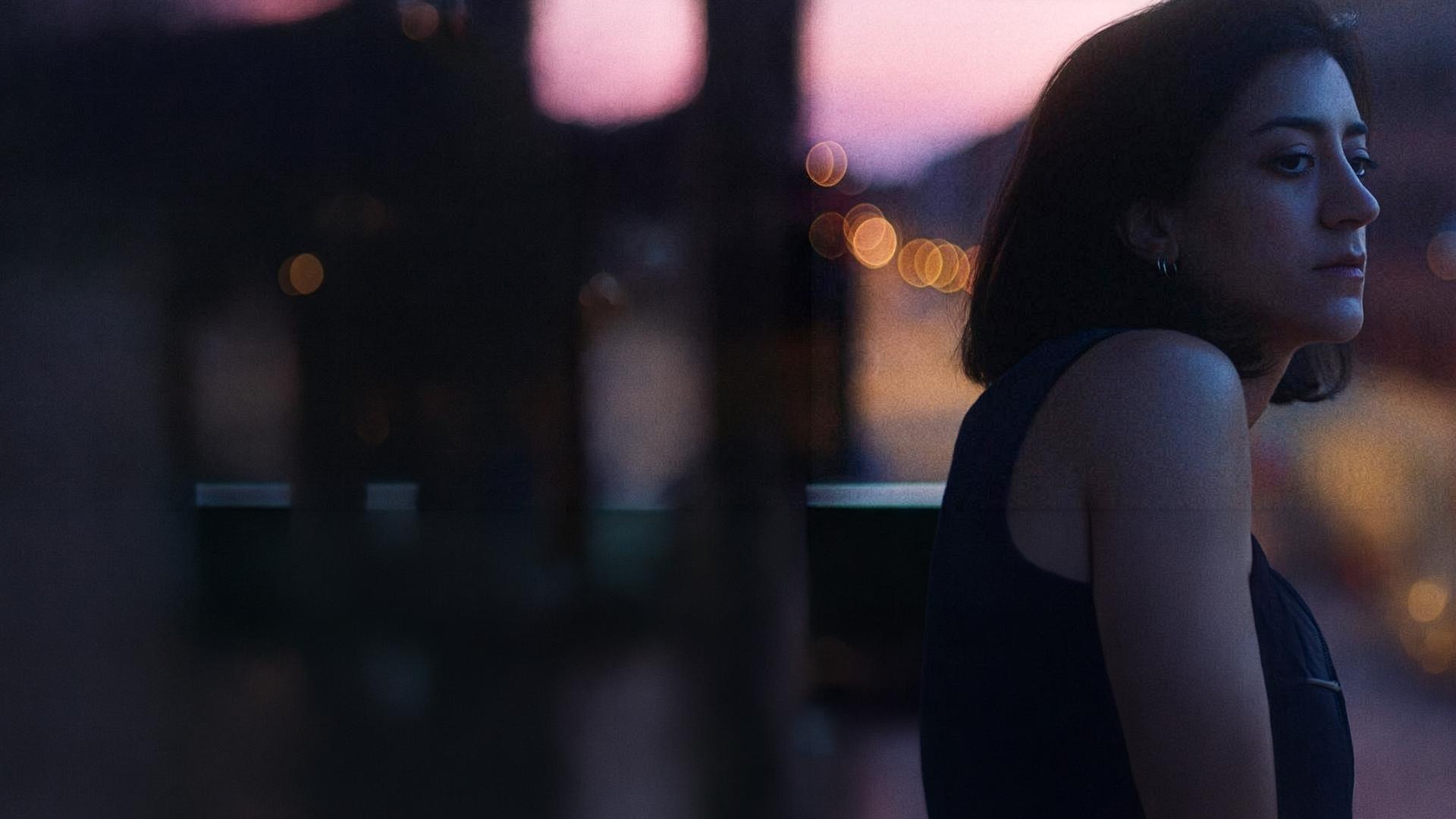 "Thin Blue Line - Hoffnung": Leah (Gizem Erdogan) schaut in die Ferne.