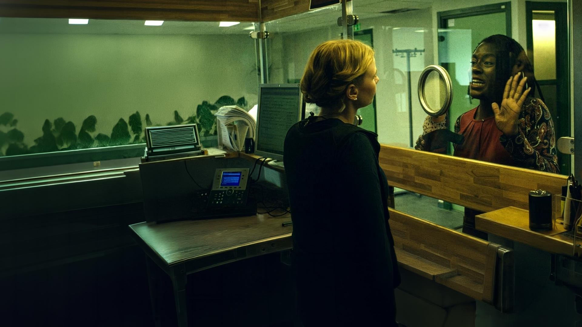 "Thin Blue Line - Vetreibung" - Eine Insässin klopft panisch an die Scheibe während eines Gesprächs.