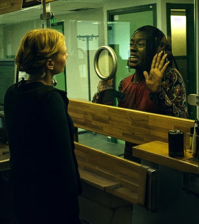 "Thin Blue Line - Vetreibung" - Eine Insässin klopft panisch an die Scheibe während eines Gesprächs.