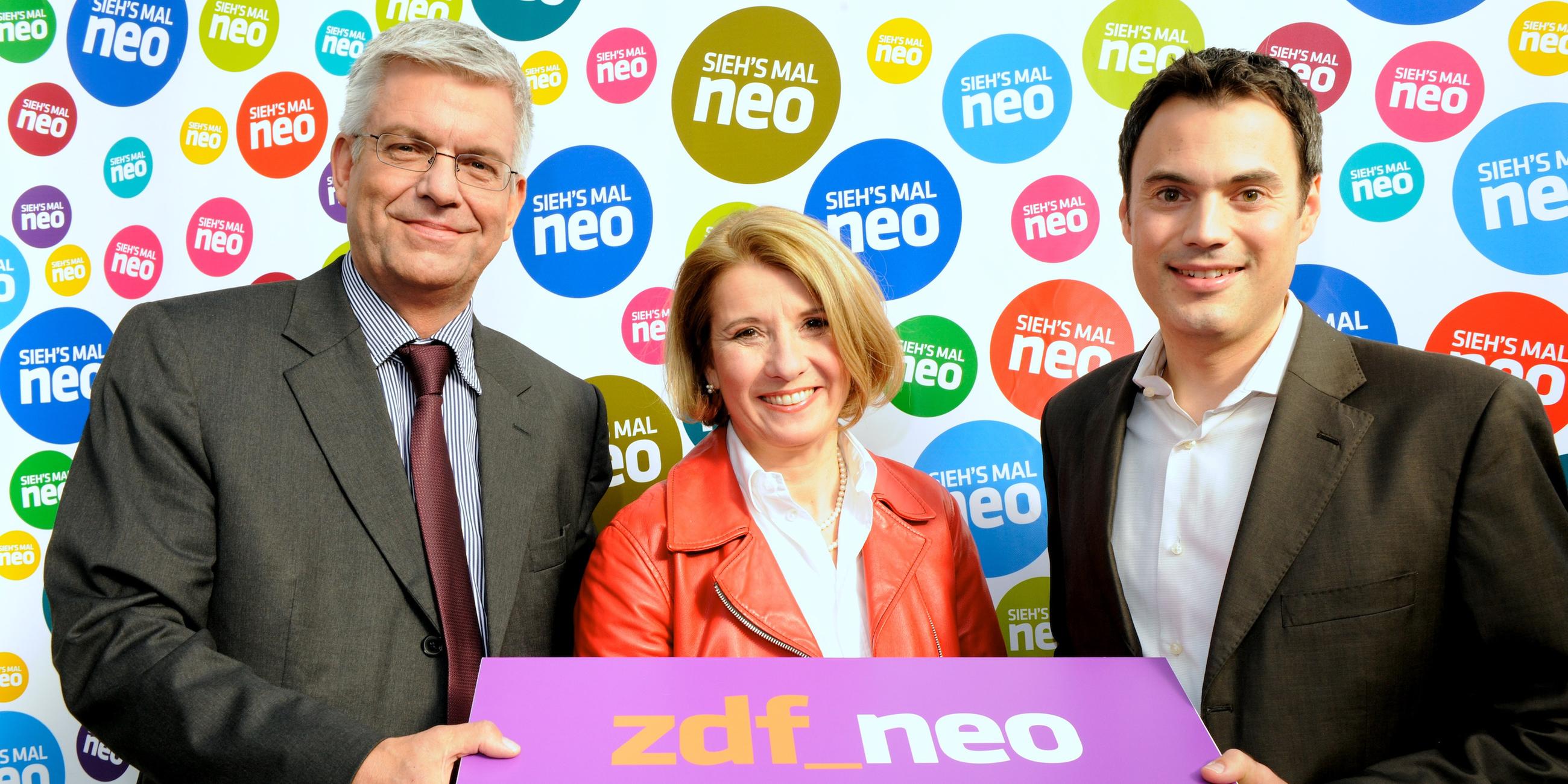 Thomas Bellut, Simone Emmelius und Norbert Himmler präsentieren das Senderlogo von ZDFneo