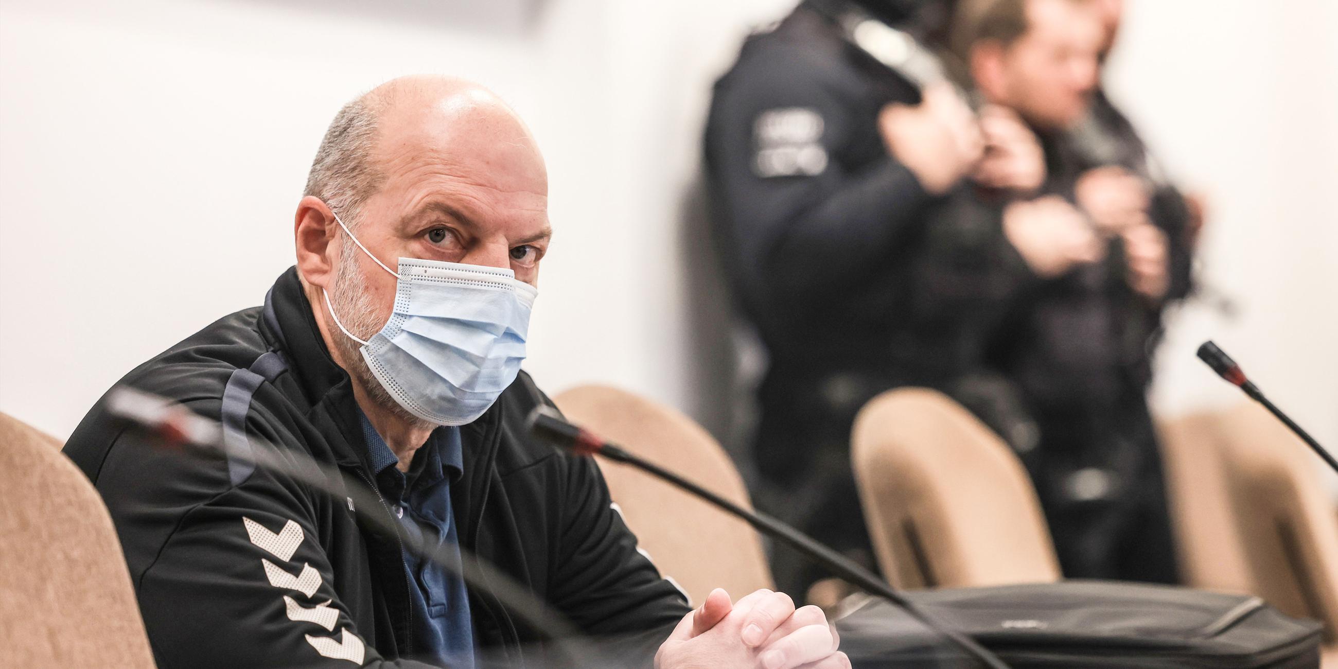 Thomas Drach mit Mundschutzmaske im Gerichtssaal