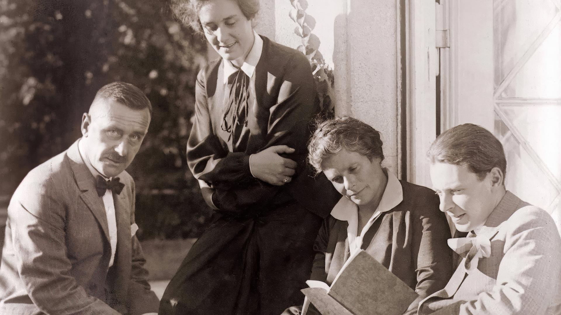 Altes Schwarz-weiß-Foto von einem Mann mit Schnauzbart, einer Frau und zwei Jugendlichen.