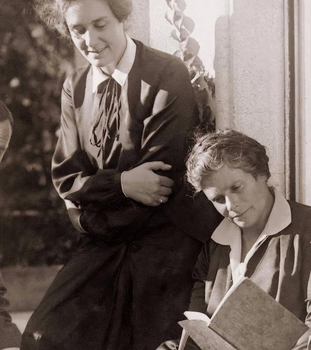 Altes Schwarz-weiß-Foto von einem Mann mit Schnauzbart, einer Frau und zwei Jugendlichen.