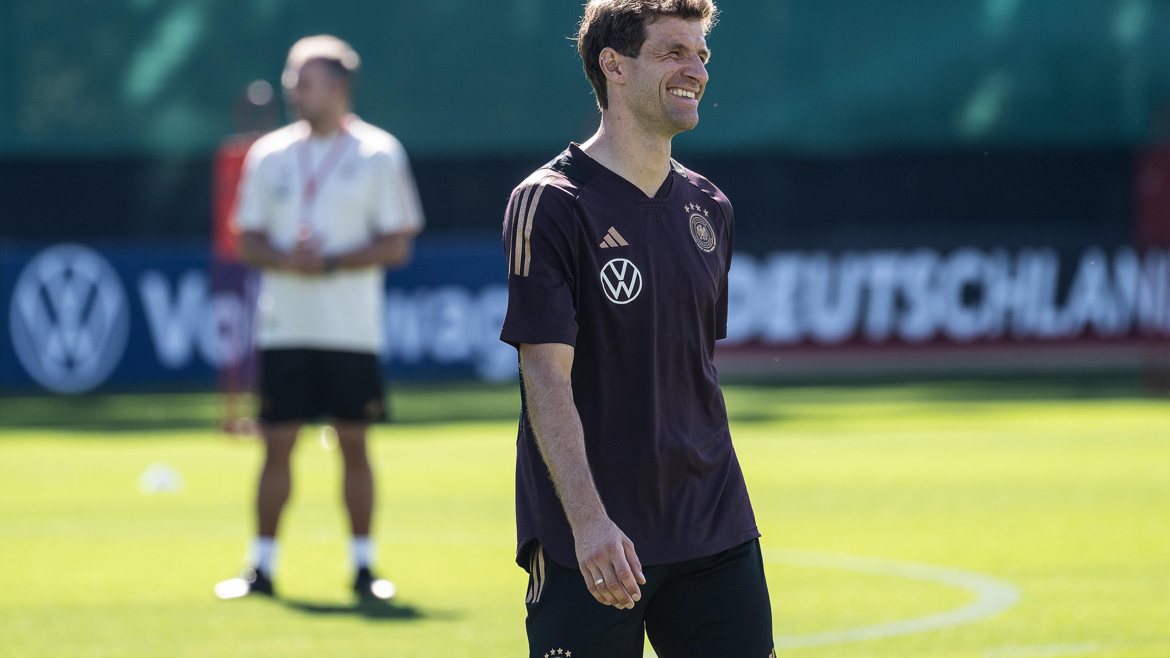 Niedersachsen, Wolfsburg: Fußball, Nationalmannschaft, vor den Länderspielen gegen Japan und Frankreich. Nationalspieler Thomas Müller lacht im Training.