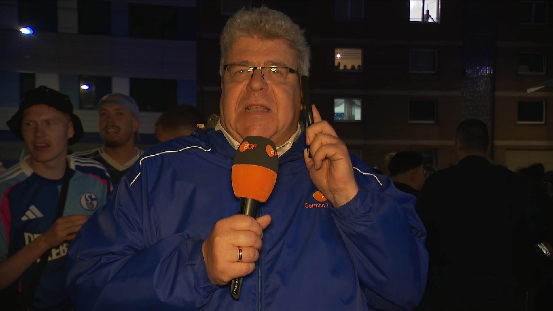 Der ZDF Fernsehjournalist Thomas Münten berichtet live vom Clubheim