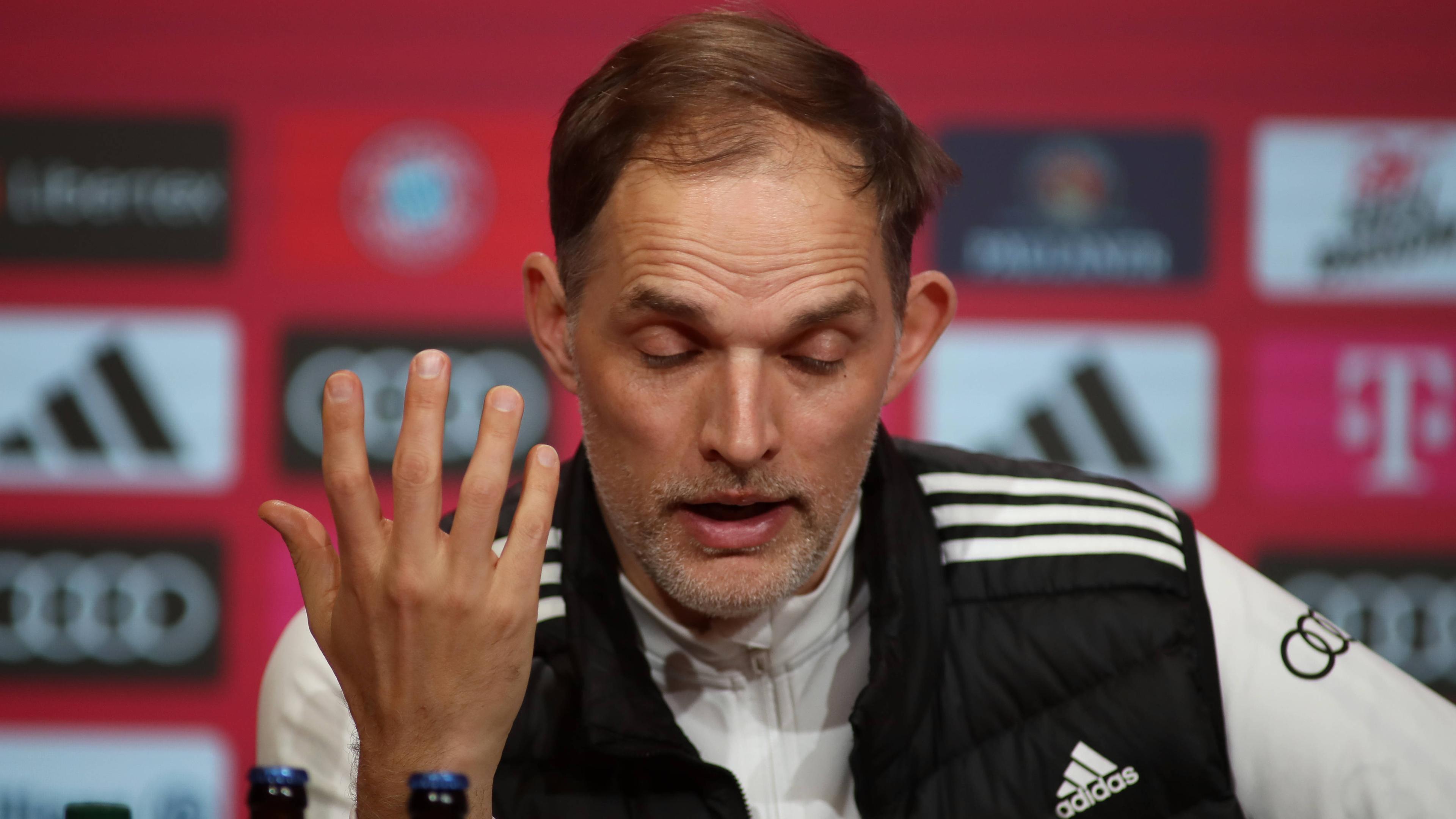 Bayerns Trainer Thomas Tuchel auf der Pressekonferenz nach dem Spiel gegen Dortmund am 30.03.2024.
