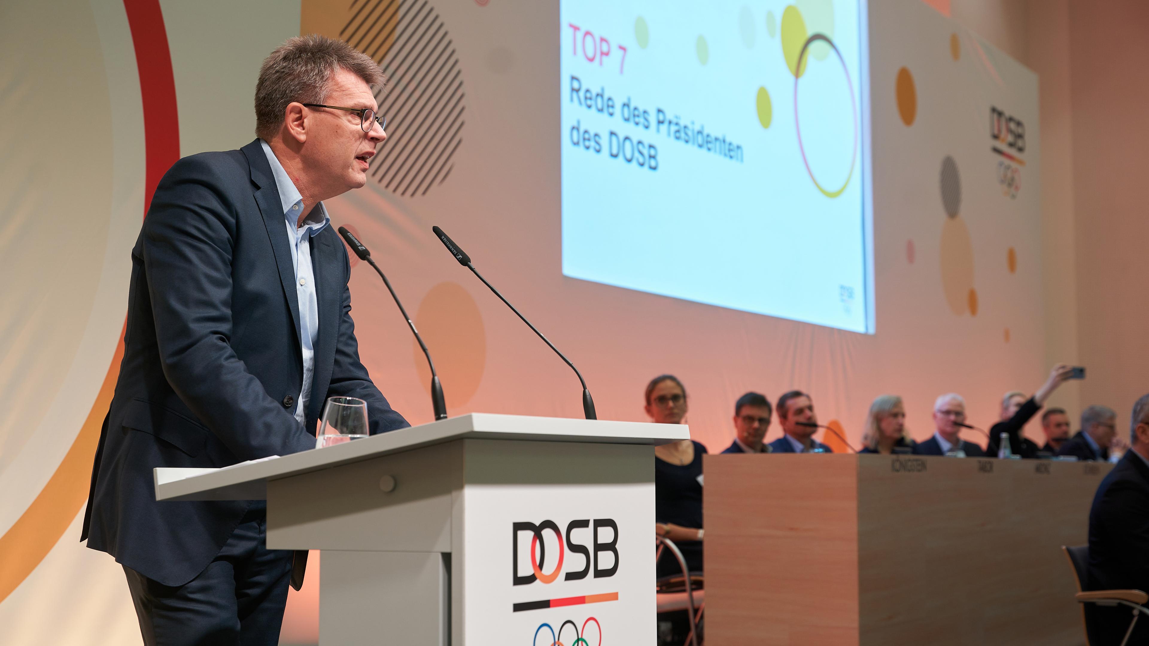 Thomas Josef Weikert, Präsident des Deutschen Olympischen Sportbundes, spricht bei der DOSB-Mitgliederversammlung am 02.12.2023.
