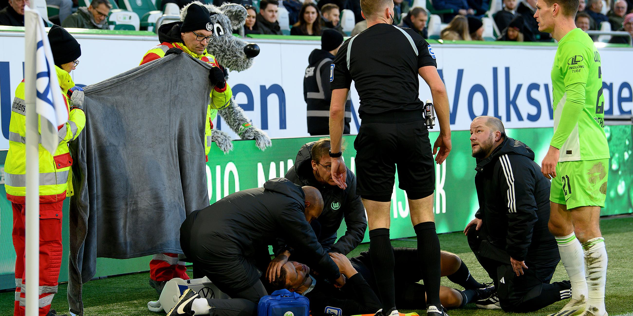 Schiedsrichter-Assistent Thorben Siewer liegt verletzt am Boden.