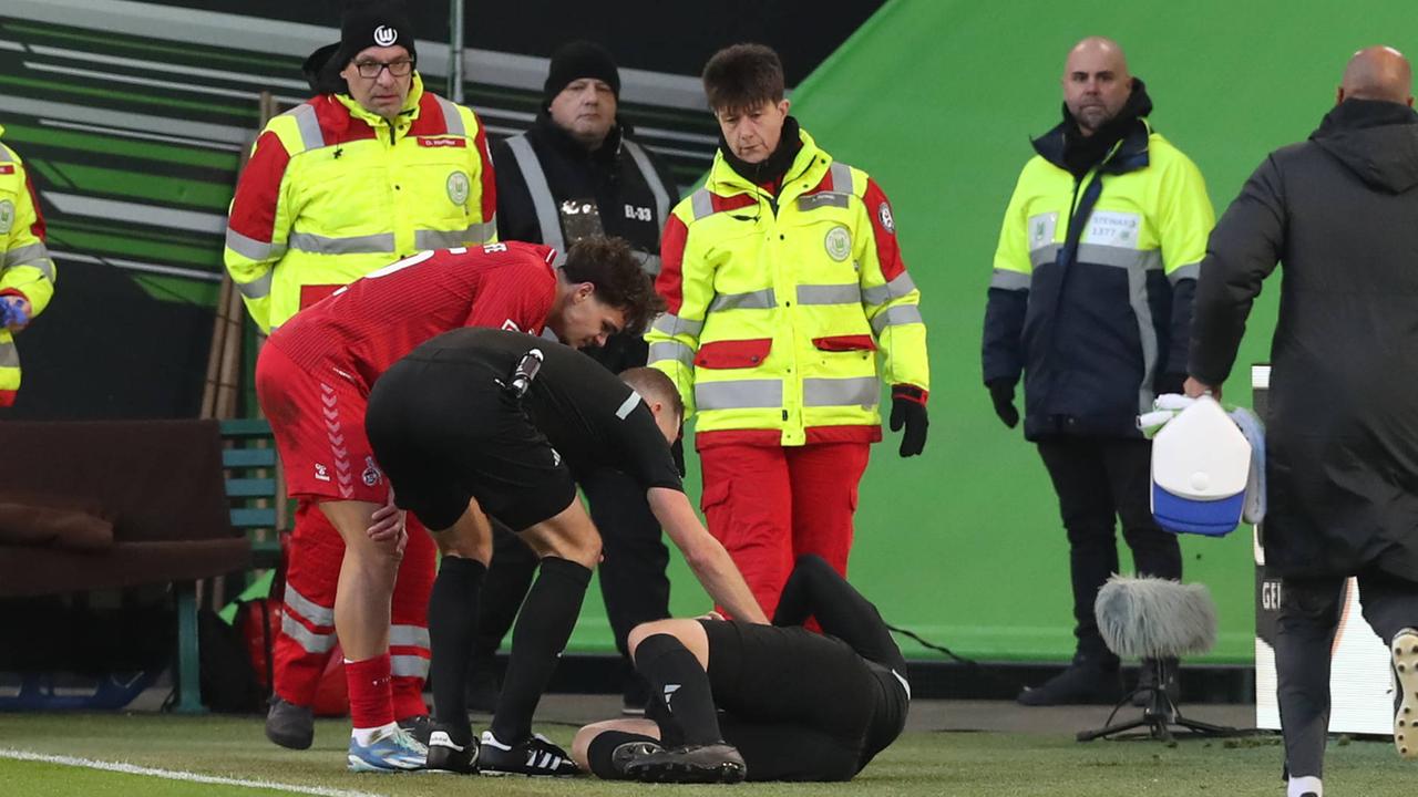 Linienrichter Thorben Siewer muss verletzt ausgewechselt werden.