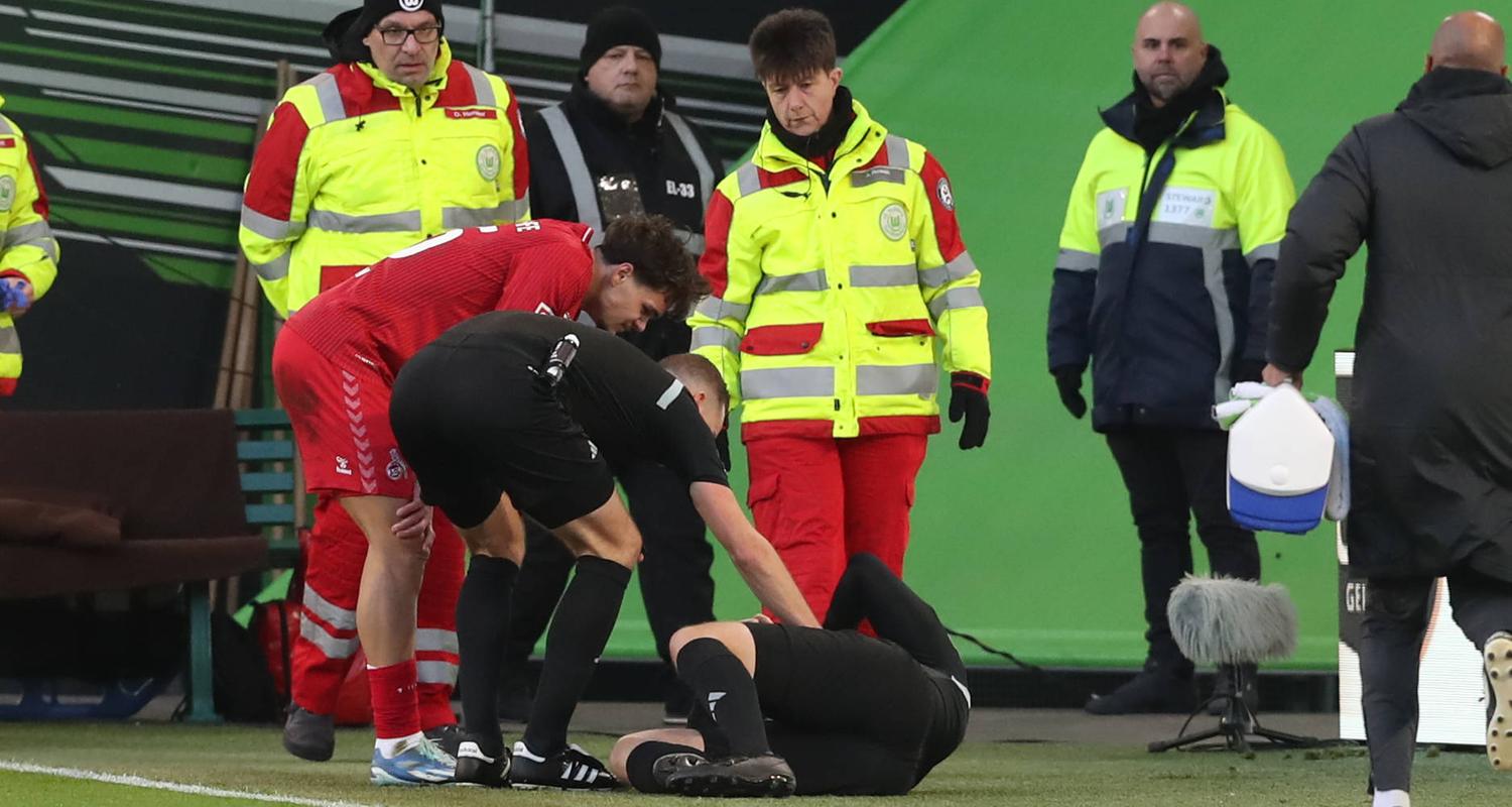 Linienrichter Thorben Siewer muss verletzt ausgewechselt werden.