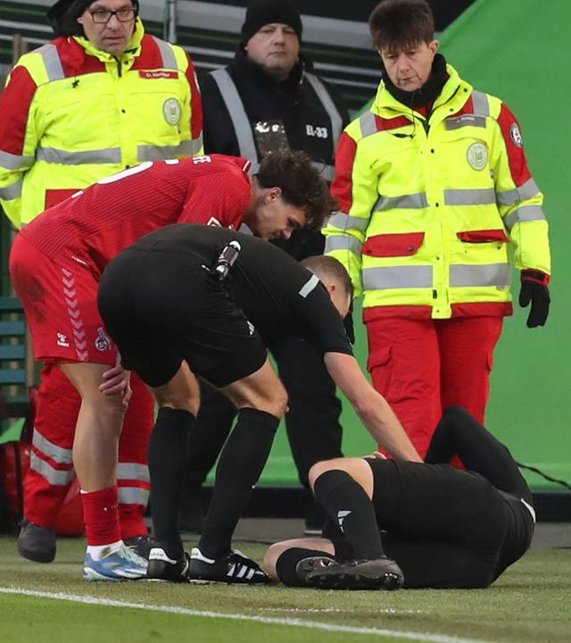 Linienrichter Thorben Siewer muss verletzt ausgewechselt werden.