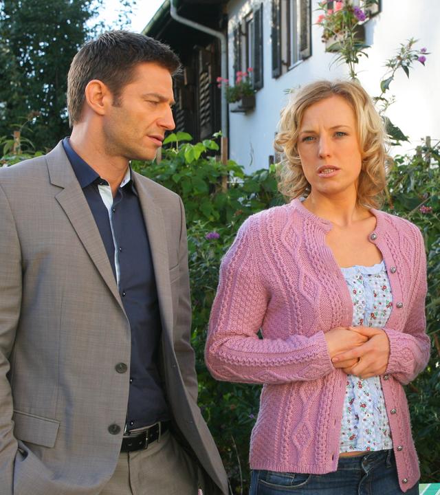 Kommissar Hansen (Igor Jeftic), Silvia Bauer (Philippine Pachl) und Kommissar Hofer (Joseph Hannesschläger) stehen nebeneinander auf der Terrasse zwischen Gartenstühlen und reden.