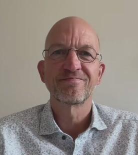 Thorsten Bonacker lächelt in die Kamera.