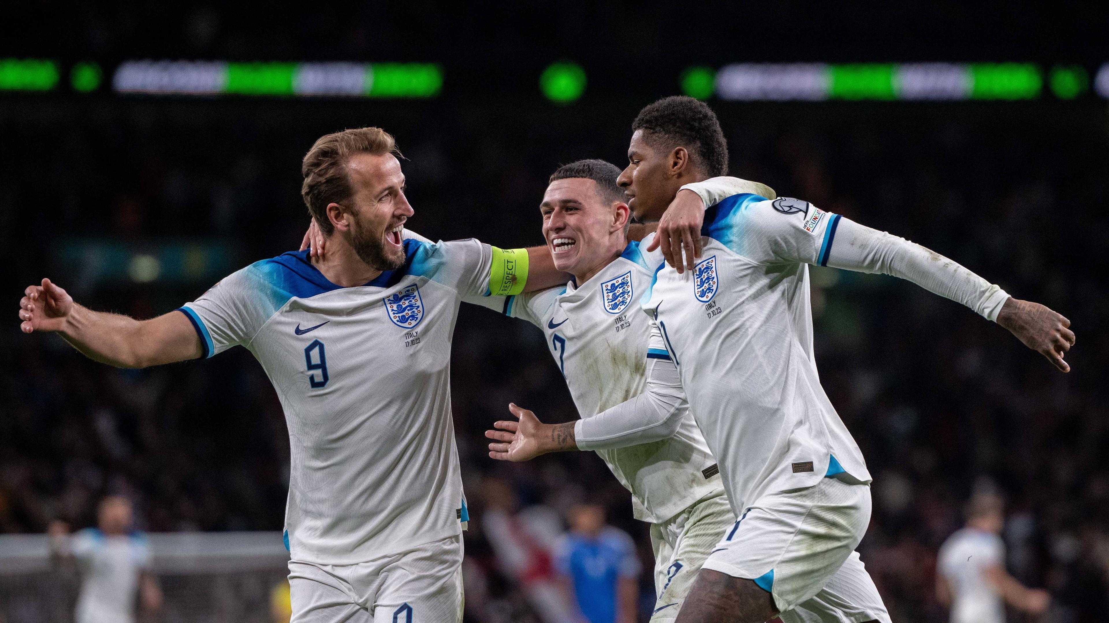 Harry Kane (links), Phil Foden (mitte) und Marcus Rashford (rechts) bejubeln das zwischenzeitliche 2:1 gegen Italien