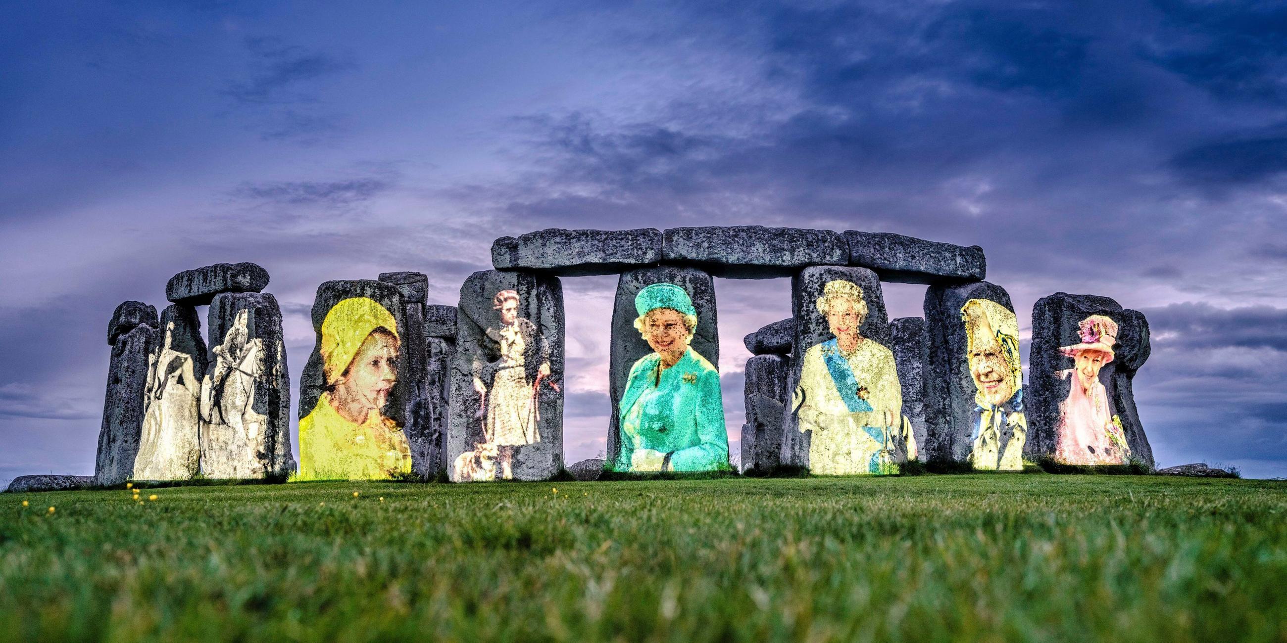 Bilder von Queen Elizabeth II. wurden auf den weltbekannten Steinkreis Stonhenge projiziert.