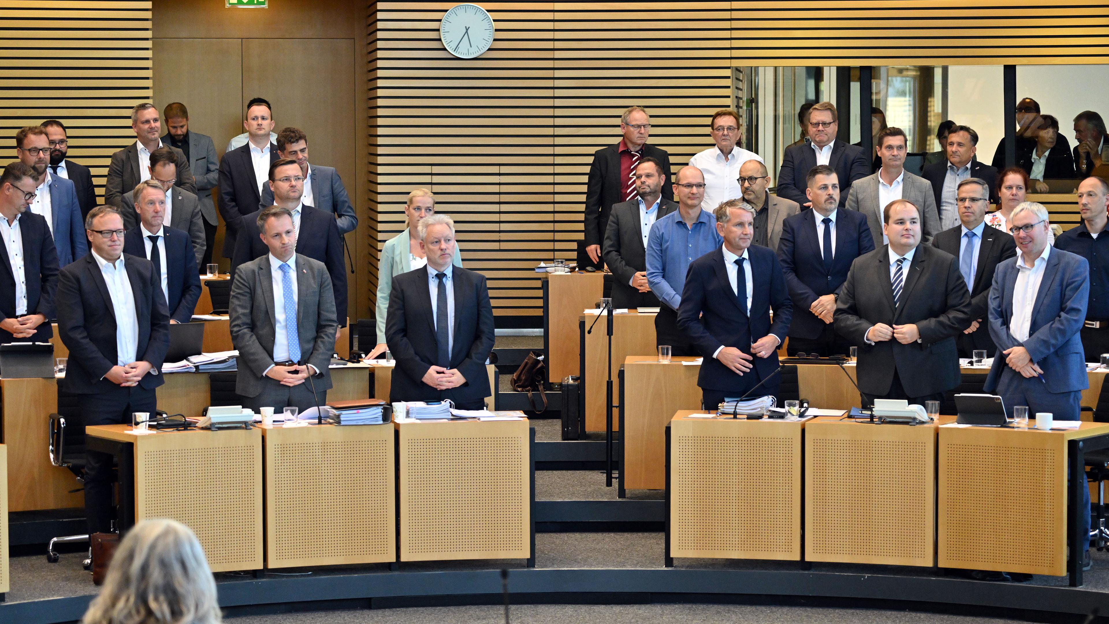 Abgeordnete von CDU und AfD stimmen gemeinsam über die Grunderwerbssteuer im Plenarsaal des Thüringer Landtag ab.