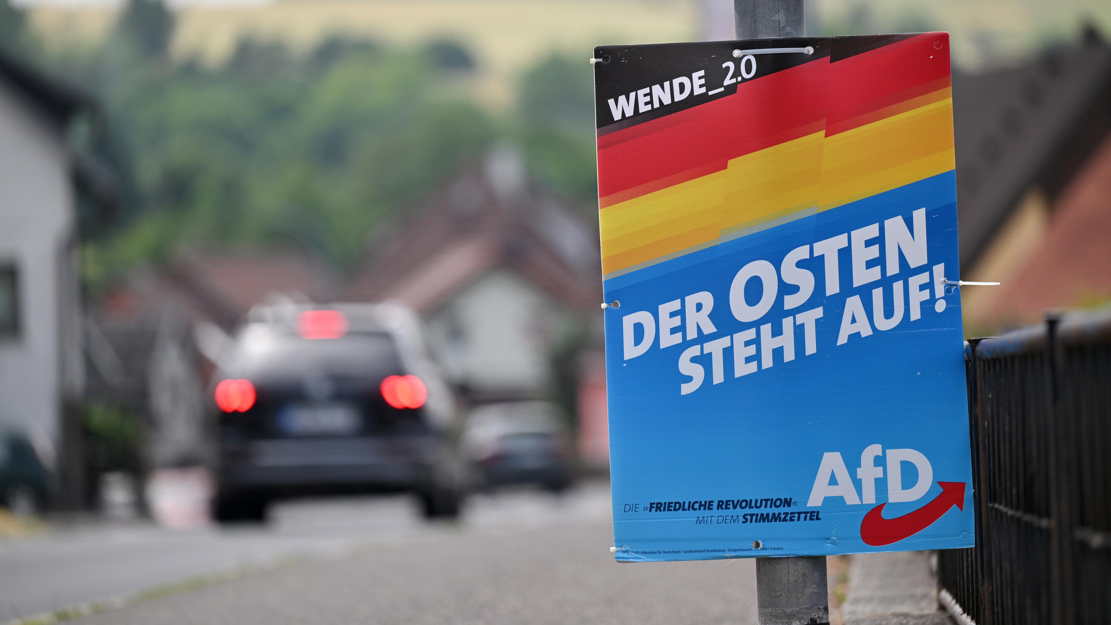 Ein Wahlplakat der AfD hängt an der Bundesstraße 89 im Landkreis Sonneberg. Die Aufschrift lautet: Der Osten steht auf!