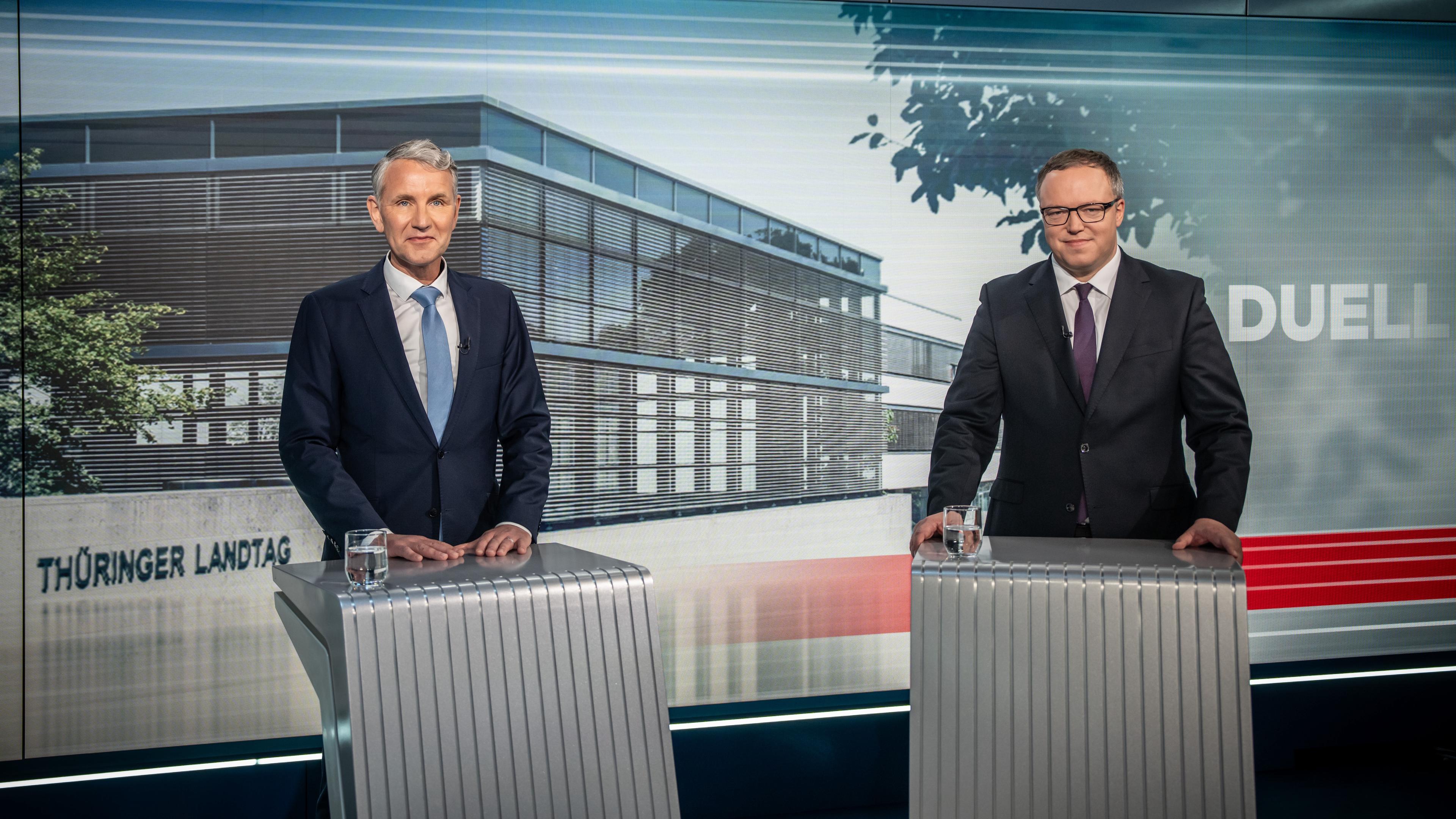 dpatopbilder - 11.04.2024, Berlin: Björn Höcke (AfD, l) und Mario Voigt (CDU, r), Spitzenkandidaten für die Landtagswahl in Thüringen, stehen beim TV-Duell bei Welt TV. 