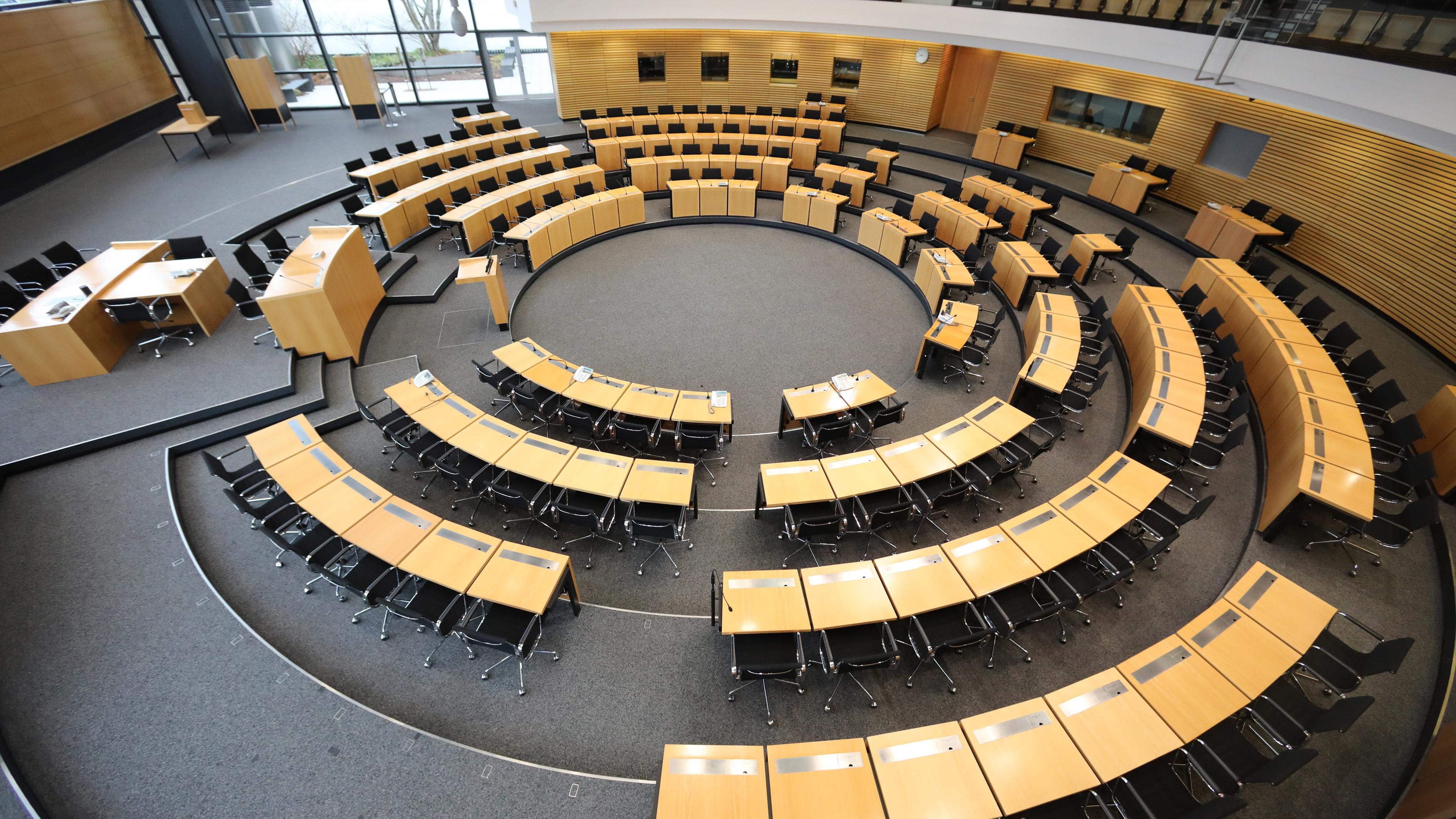 Thüringen, Erfurt: Leere Sitze sind im Plenarsaal des Thüringer Landtages zu sehen.