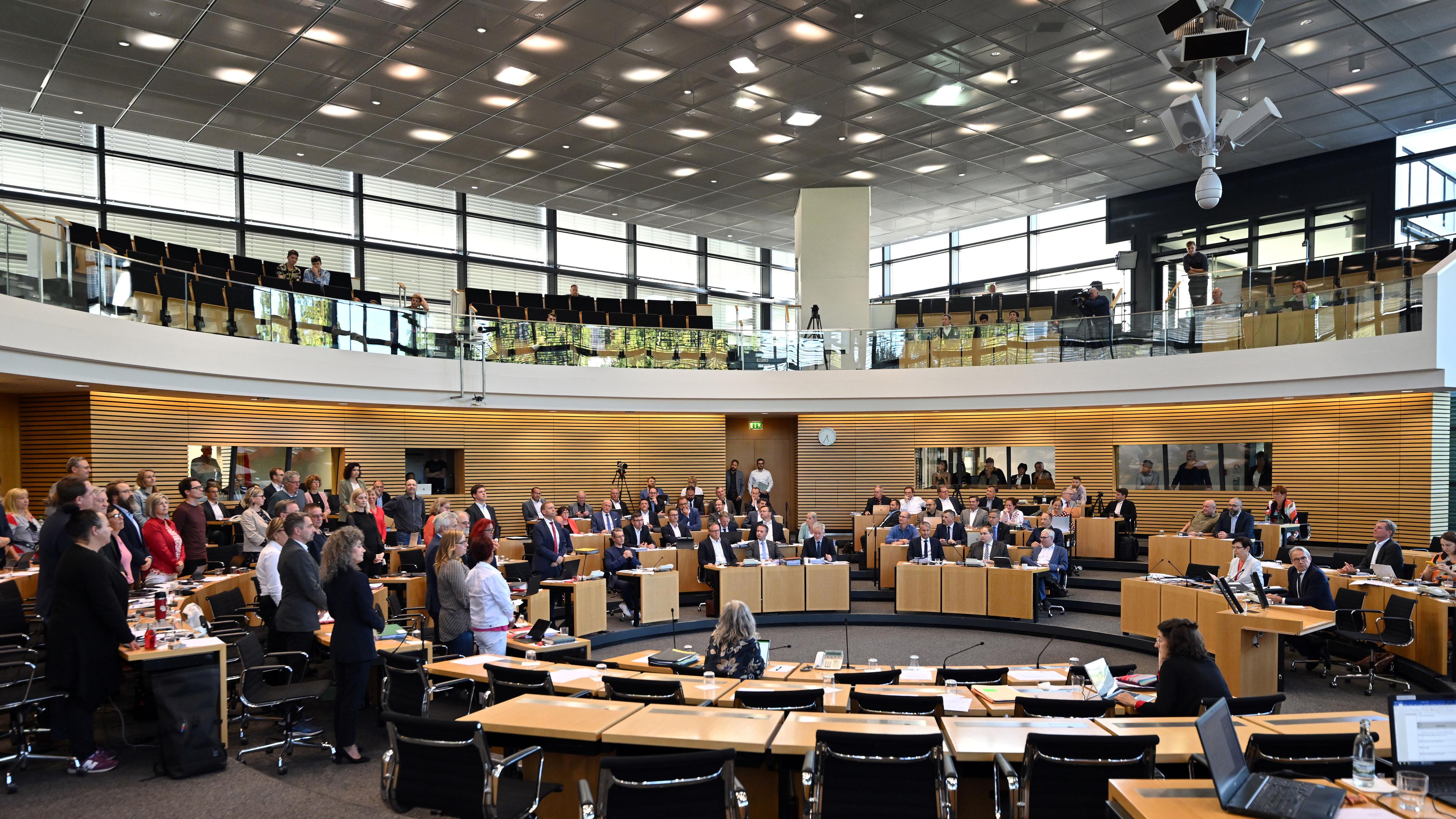 Abgeordnete stimmen über die Grunderwerbssteuer im Plenarsaal des Thüringer Landtag ab, aufgenommen am 14.09.2023 in Erfurt