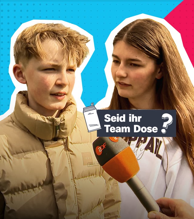 Ein Junge und ein Mädchen mit einem ZDF-Mikrofon.