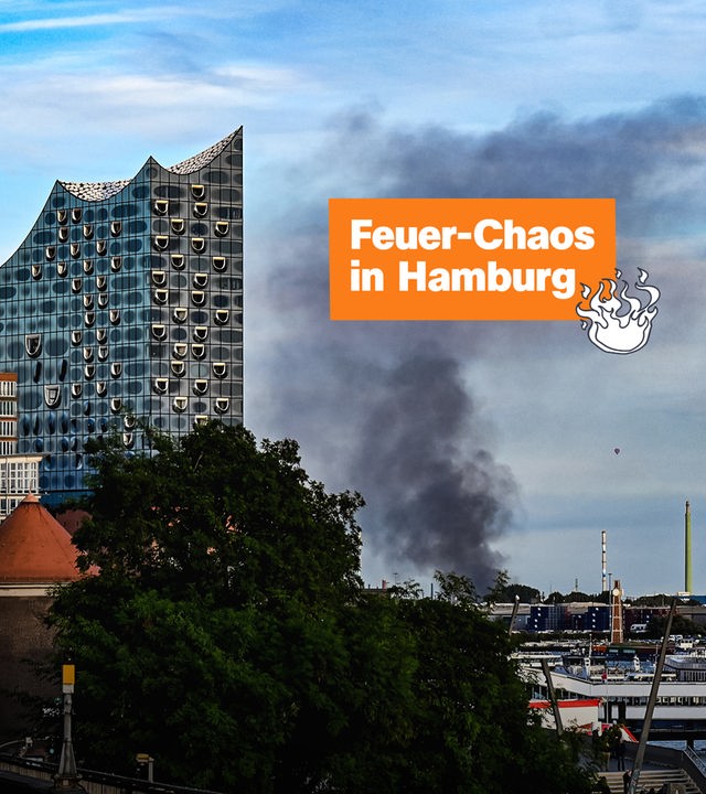 Die Hamburger Elbphilharmonie und Rauch am Himmel. Links der Text "Feuer-Chaos in Hamburg".