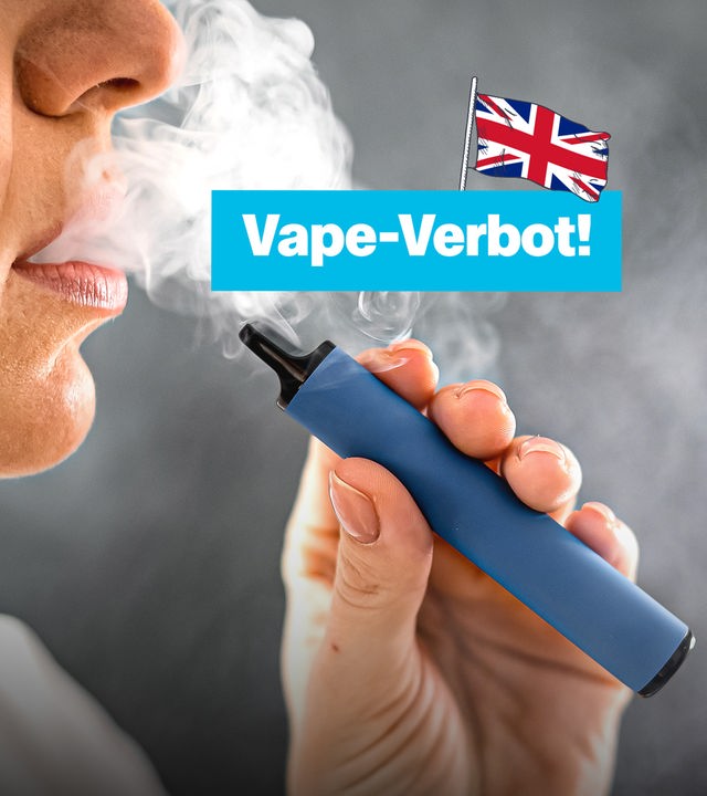 Ein Jugendlicher zieht an einer E-Zigarette