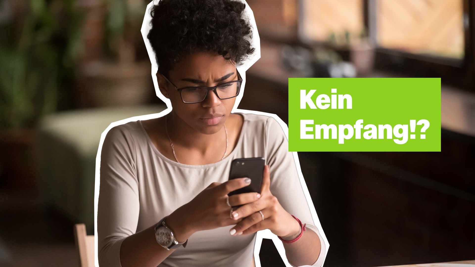Eine Frau, die fragend auf das Handy in ihrer Hand schaut.