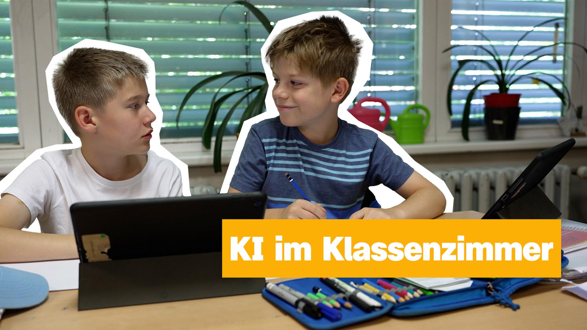 Schüler am Laptop im Klassenzimmer. Rechts der Text: "KI im Klassenzimmer" 