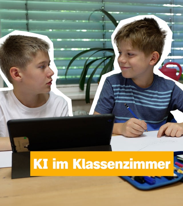 Schüler am Laptop im Klassenzimmer. Rechts der Text: "KI im Klassenzimmer" 