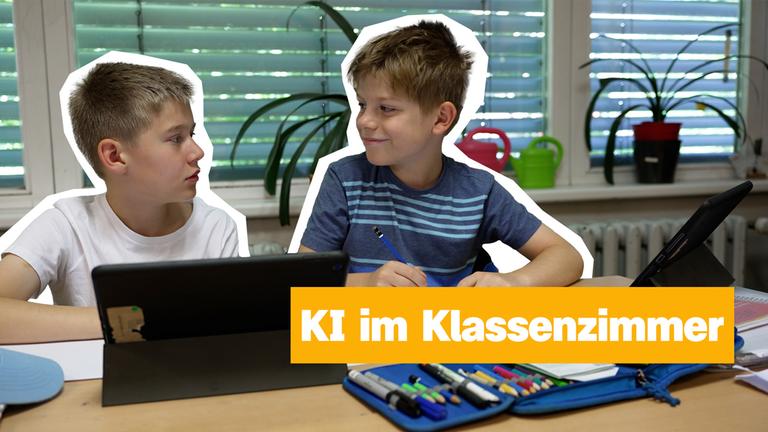 Schüler am Laptop im Klassenzimmer. Rechts der Text: "KI im Klassenzimmer" 