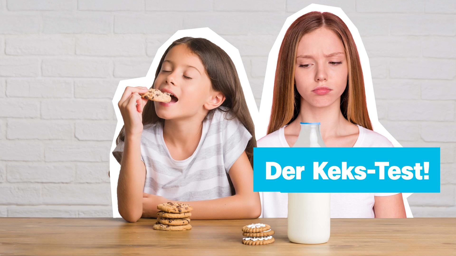 Ein Mädchen isst einen Keks, ein anderes guckt kritisch auf eine Flasche Milch. 