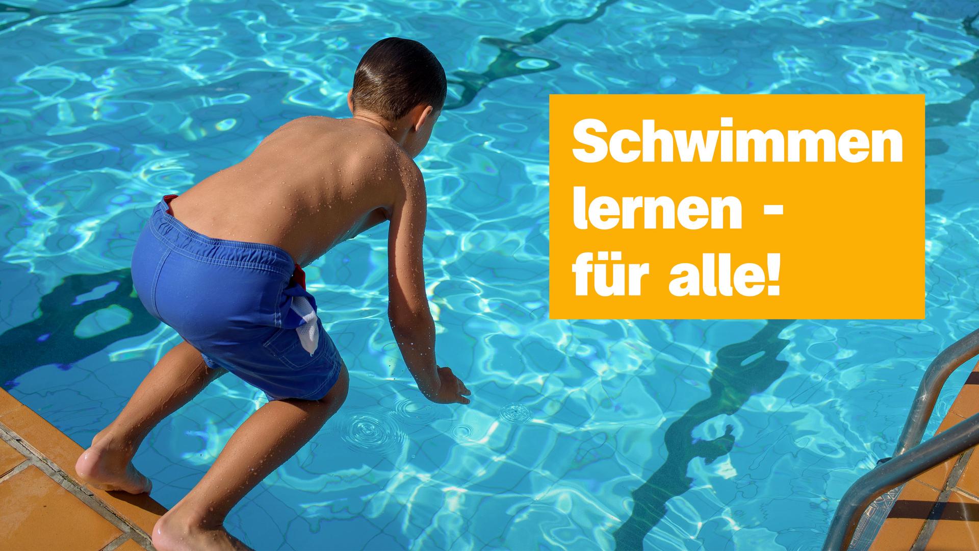 Ein Kind springt in einen Pool, rechts daneben der Text: "Schwimmen lernen - für alle!"