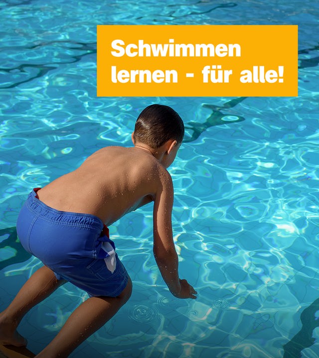 Ein Kind springt in einen Pool, rechts daneben der Text: "Schwimmen lernen - für alle!"