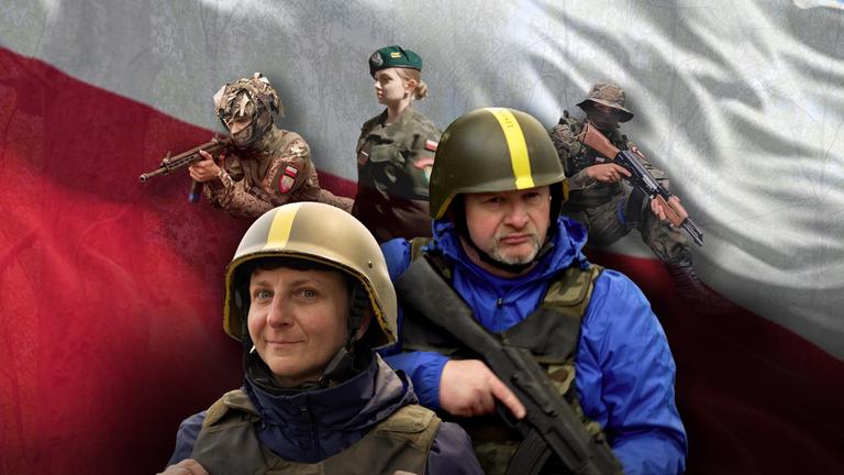 Polinnen und Polen sowie eine Schaufensterpuppe mit Waffen, Helmen und Militärklamotten