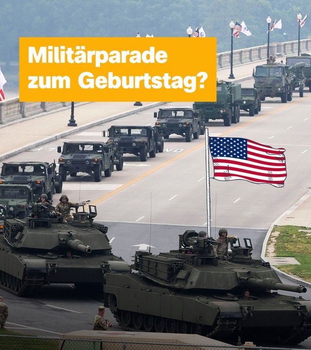 Panzer bilden eine Parade auf einer Straße, dazu eine USA-Flagge 