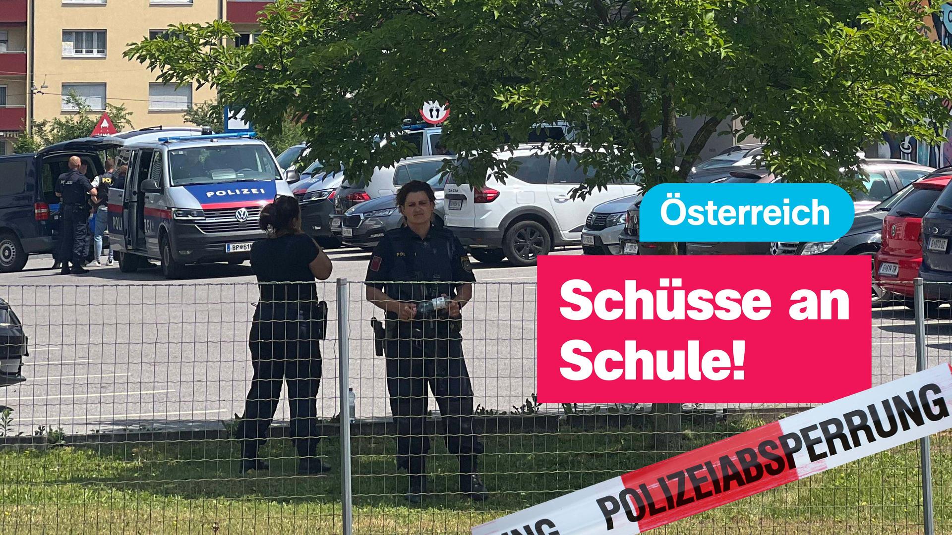 Polizisten hinter Zaun, davor Absperrband mit Aufschrift "Polizeiabsperrung" und darauf Schrift "Österreich - Schüsse an Schule"