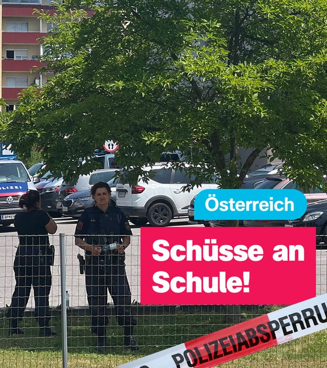 Polizisten hinter Zaun, davor Absperrband mit Aufschrift "Polizeiabsperrung" und darauf Schrift "Österreich - Schüsse an Schule"