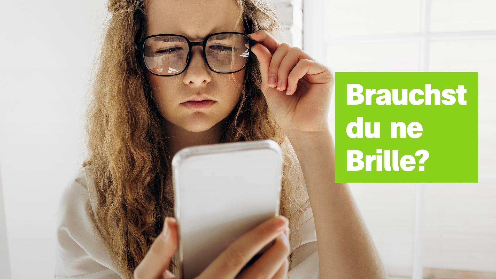 Mädchen mit Brille schaut verdutzt auf Smartphone, daneben steht "Brauchst du ne Brille?"