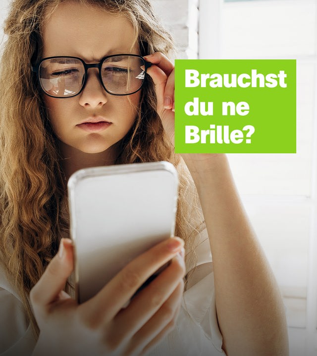 Mädchen mit Brille schaut verdutzt auf Smartphone, daneben steht "Brauchst du ne Brille?"