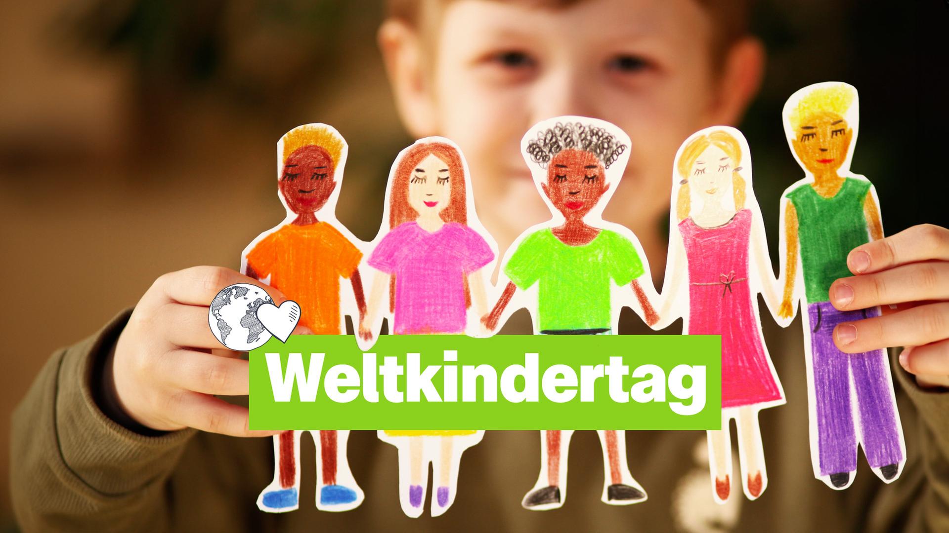 Kind hält Girlande mit Kindern vor sich, dazu Schrift "Weltkindertag"