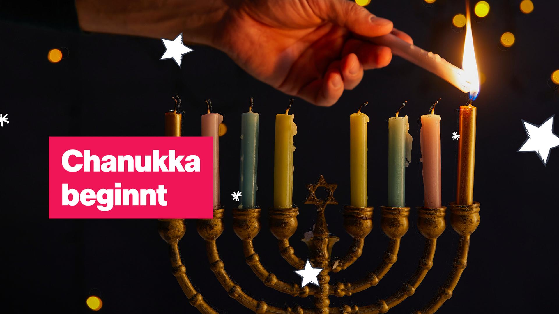 Ein Chanukka-Leuchter wird entzündet. 