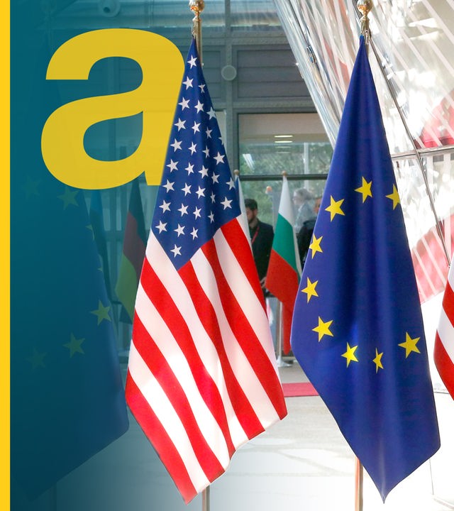 EU-Flaggen neben US-Flaggen